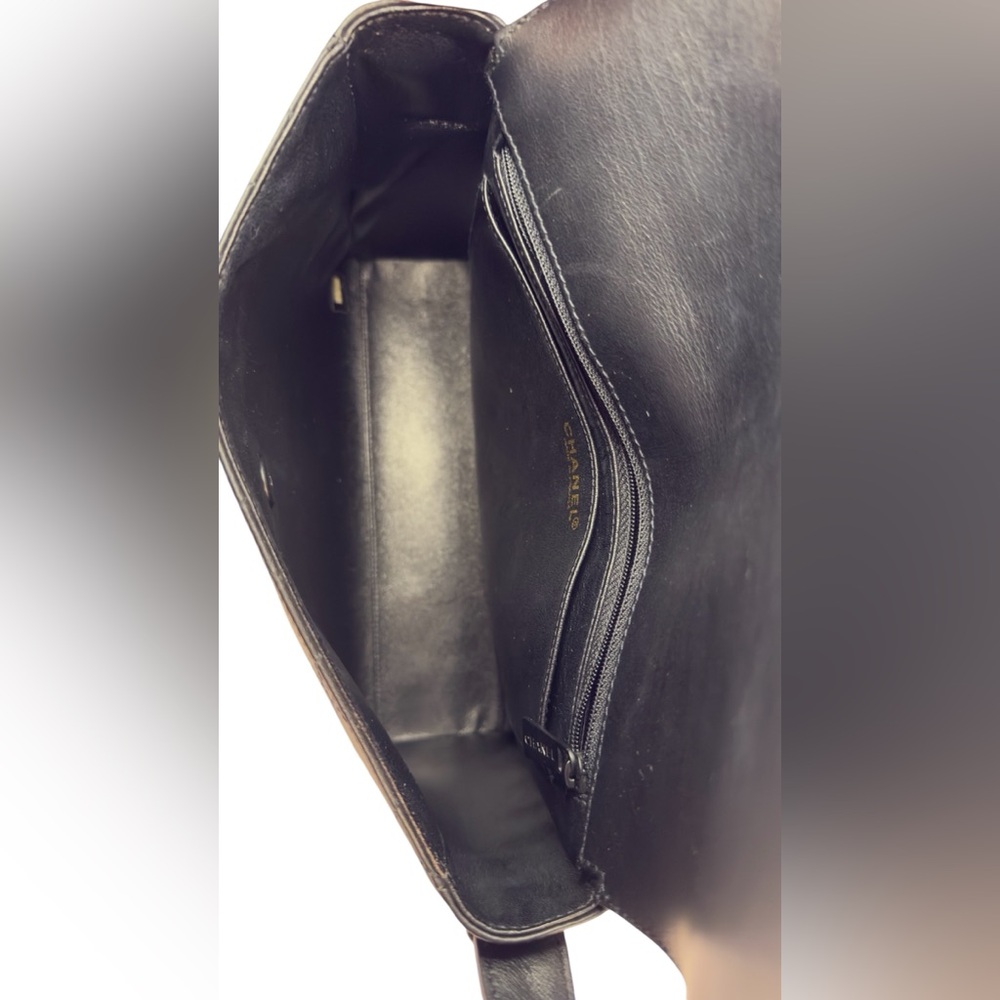 🖤 Chanel Vintage Matelassé “So Black” CC Lock Flap – Medium - Picture 10 of 12